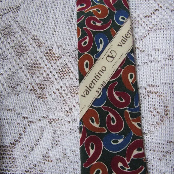Valentino Cravatte Silk Tie, made in Italy, width 3.5in - Picture 3 of 5